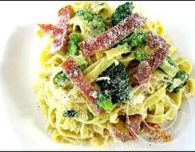 Tagliatelles à la crème au brocolis et jambon cru