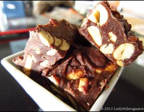 Fudge au chocolat, cacahuètes et noix de cajou