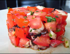 Tartare de tomates, olives noires et basilic