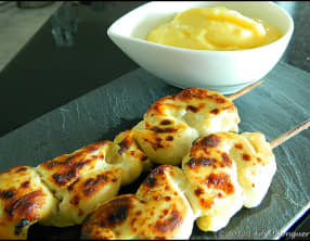 Brochettes de poulet marinées à l’orange, sauce mangue