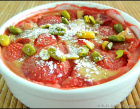 Clafoutis aux fraises et pistaches