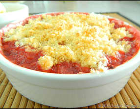 Crumble coco sur lit de banane et fraise