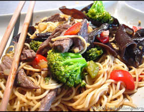Sauté de boeuf aux brocolis, champignons et nouilles chinoises