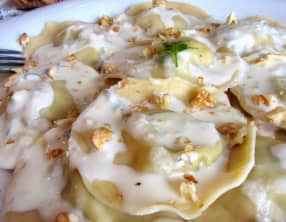 Ravioles au poireau et à la poire, sauce à la Fourme d'Ambert et noix concassées