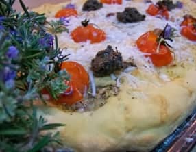 Focaccia tomates cerises et romarin en fleurs