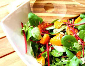 Salade de mâche, betteraves crus et vinaigrette asiatique au sésame