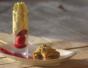 Financier au thé, verrine de thé macha et gelée de romarin framboise