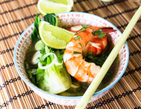 Bouillon thaï aux gambas et choux pak choï