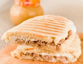 Panini au boeuf, à la moutarde à l'ancienne et à la mozzarella