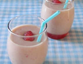 Le milkshake à la banane, poire et framboises