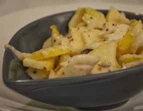 Salade d'endives aux pommes, chèvre, raisins secs et vinaigrette au miel