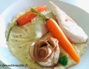 Poulets en deux cuissons, rose d’endive caramélisée au vinaigre balsamique, carottes glacées et purée de pommes de terre moutarde à l’ancienne