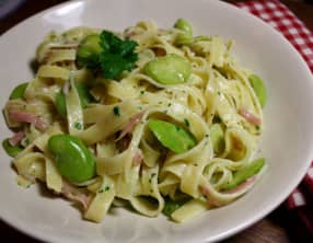 Tagliatelles aux fèves et pesto d’herbes