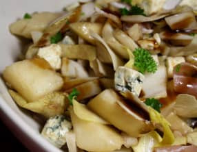 Salade d’endives, poires, jambon sec et fromage bleu