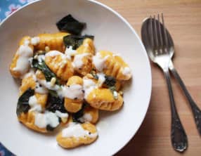 Gnocchis de patate douce, sauce à la fourme et aux pignons