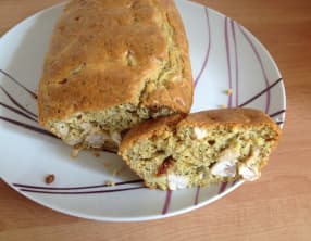 Un cake à la dinde, lait de coco, curry avec graines de pavot et raisins secs