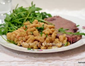 Haricots blancs épicés et entrecôtes grillées