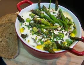 Oeufs cocotte aux pointes d'asperges, au foie gras, ciboulette et sauge