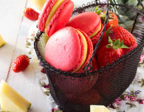Macarons curd d’ananas, coeur tartare de fraises