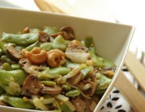 Wok d'haricots plats, champignons aux noix de cajou