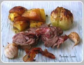 Souris d'agneau, pommes de terre et oignons au four