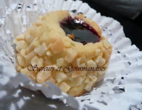Petits fours aux amandes et confiture.