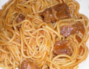 Spaghetti avec la viande étuvée