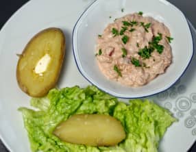 Pomme de terre au four et sauce au thon