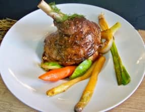 Souris d'agneau au foin, sauce aux 5 épices, polenta et petits légumes printaniers glacés