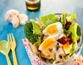 Salade tiède aux oeufs durs et champignons au curry