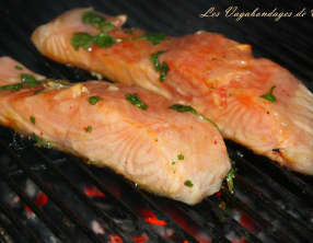 Pavés de saumon marinés au miel, citron vert et coriandre, au barbecue