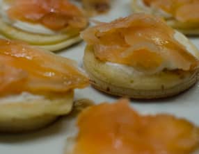 Blinis au saumon fumé et vinaigrette au miel