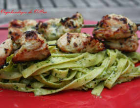 Brochettes de poulet mariné au basilic et tagliatelles fraîches au pesto