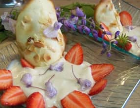 Crème mousseuse à la glycine, tuiles aux fleurs de glycine et fleurs de glycine givrées