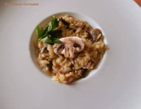 Pastasotto ou risotto de pâtes risetti aux champignons et lardons