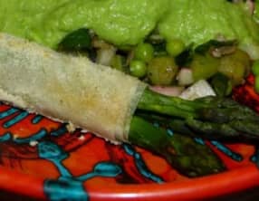 Croustillant d’asperges vertes au parmesan, coulis de petits pois et fraîcheur de légumes