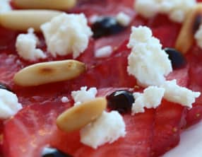 Carpaccio de fraises, fêta et pignons de pin