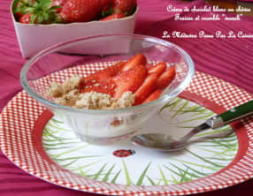 Crème de chocolat blanc et chèvre, fraises et sablés "crumble" au muesli