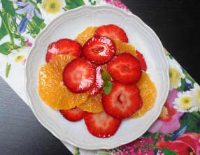 Salade de fraises et oranges au sirop de menthe