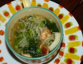 Fondue japonaise aux calamars, crevettes et légumes verts