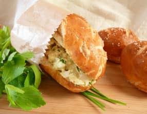 Sandwich bretzel à la salade d'oeufs