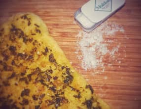 Pizza blanche au sel Maldon et pesto à l'ail des ours, paprika et cumin, sel Maldon