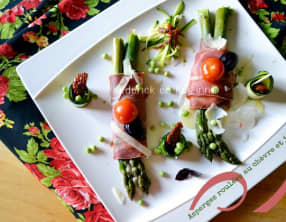 Asperges roulées au jambon italien et fromage