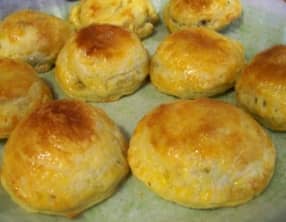 Chaussons feuilletés au Chavignol sur lit de tapenade noire, arômatisés au miel de fleur et thym frais