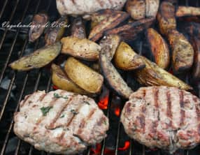 Steaks hachés et pommes de terre au barbecue