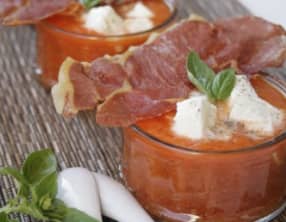 Soupe froide melon, poivron, aux dés de mozzarella et jambon cru croquant