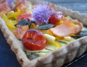 Tarte à la farine de seigle, légumes confits et saumon