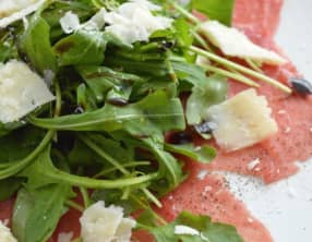Carpaccio de boeuf, roquette et parmigiano