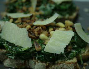 Tartines aux épinards, pignons et parmesan