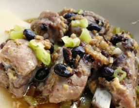 Travers de porc à la vapeur avec pâte de riz